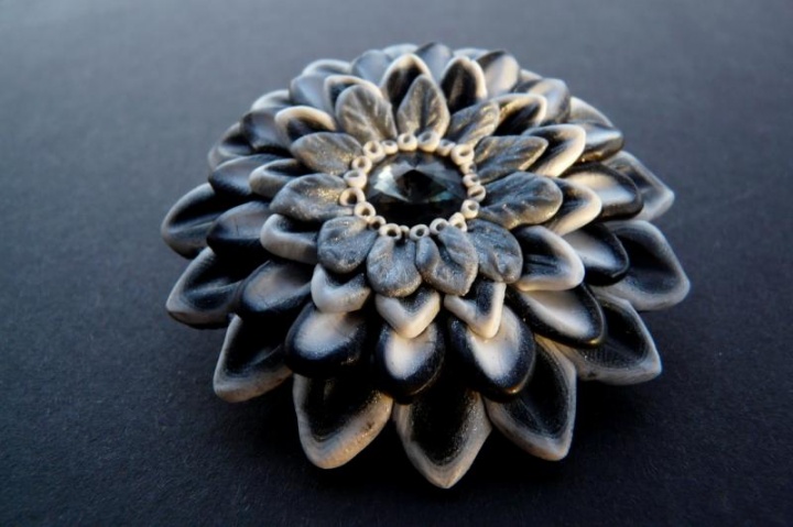 Brooch " black & white flower " picture no. 2