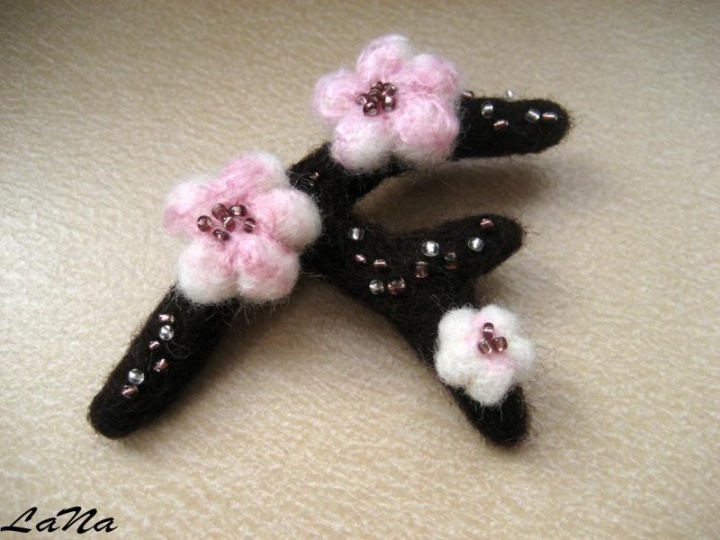 Brooch " Sakuros branch " picture no. 2