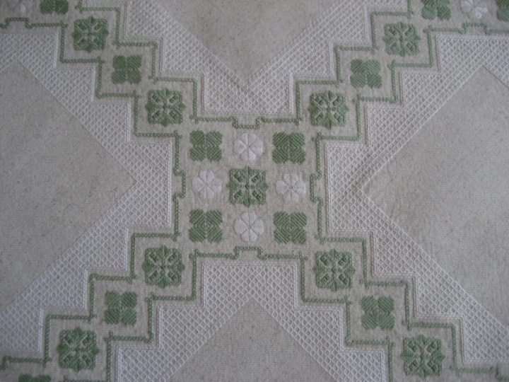 Embroidered linen tablecloth picture no. 2