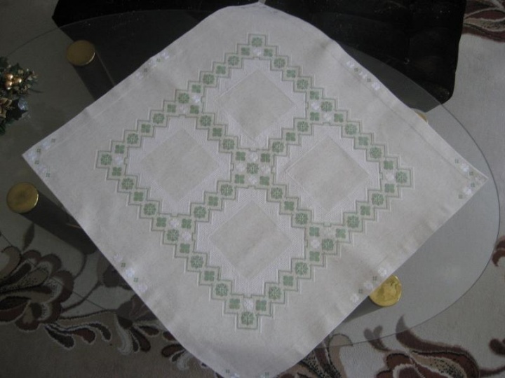 Embroidered linen tablecloth picture no. 3