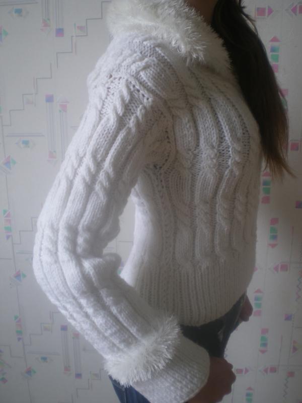Woman white sweater picture no. 3