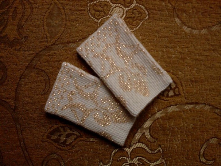 White Wristlet picture no. 2