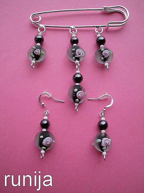 014kom.  Hematite, glass