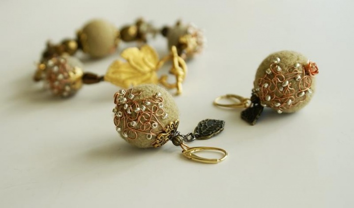 Bracelet and earrings " Apple II "