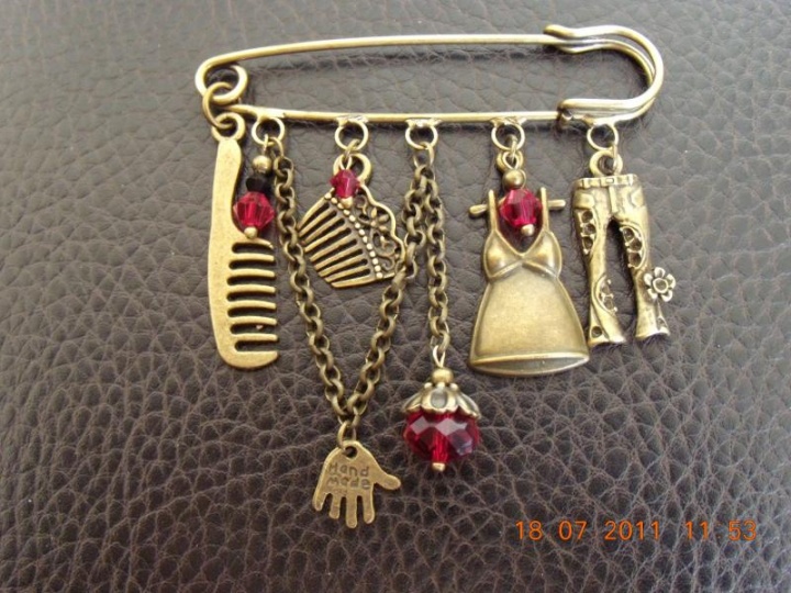" & quot adorned;