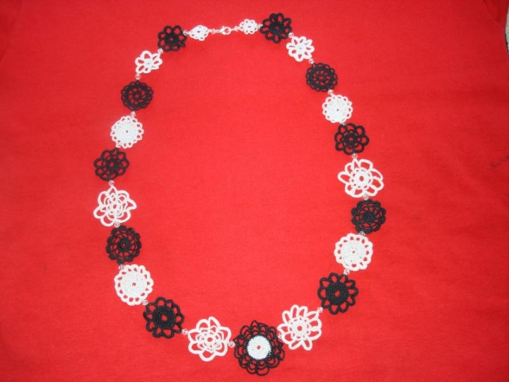 Crocheted Necklace " black-and-white "