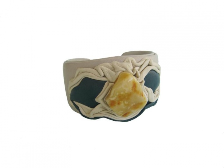 Bracelet with amber GB-037