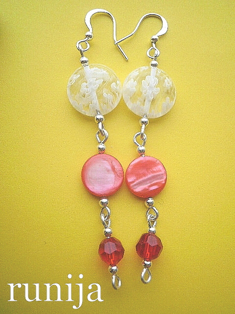 042nd Millefiori, pearl, glass.