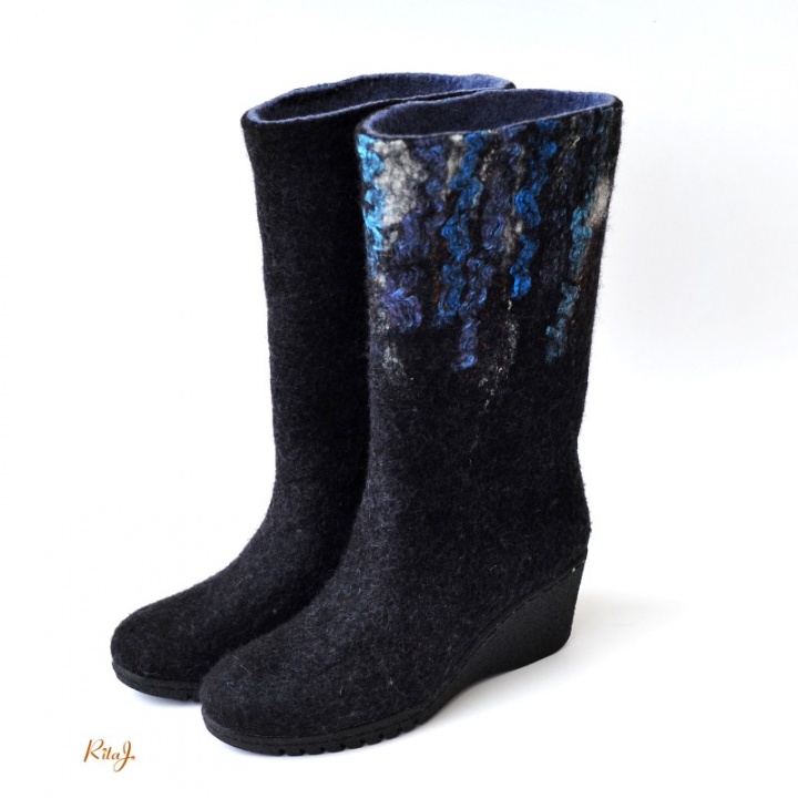 Felt boots with heels