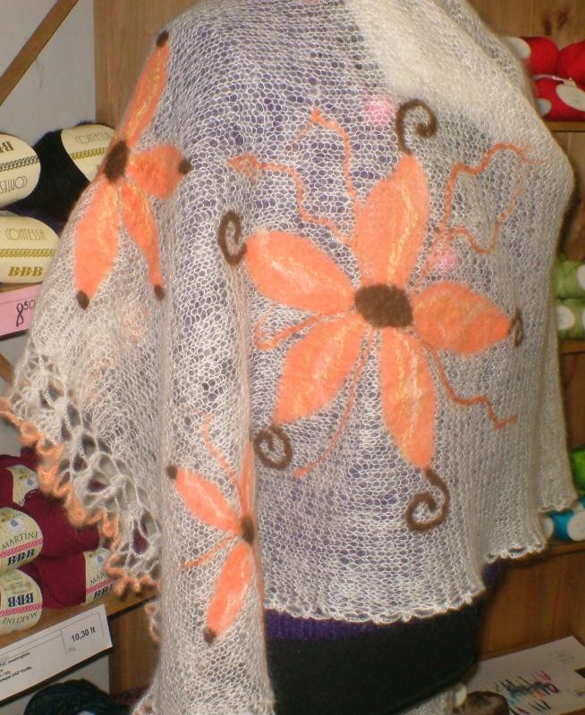 white wool scarf with motives picture no. 2