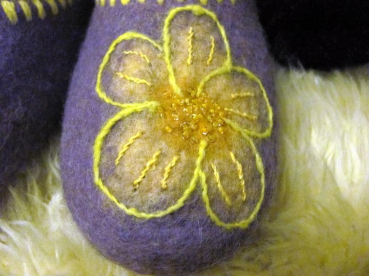 Little girl with flowers picture no. 3
