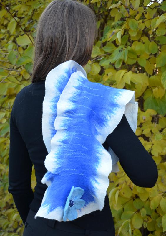 Blue and white scarf with dimple