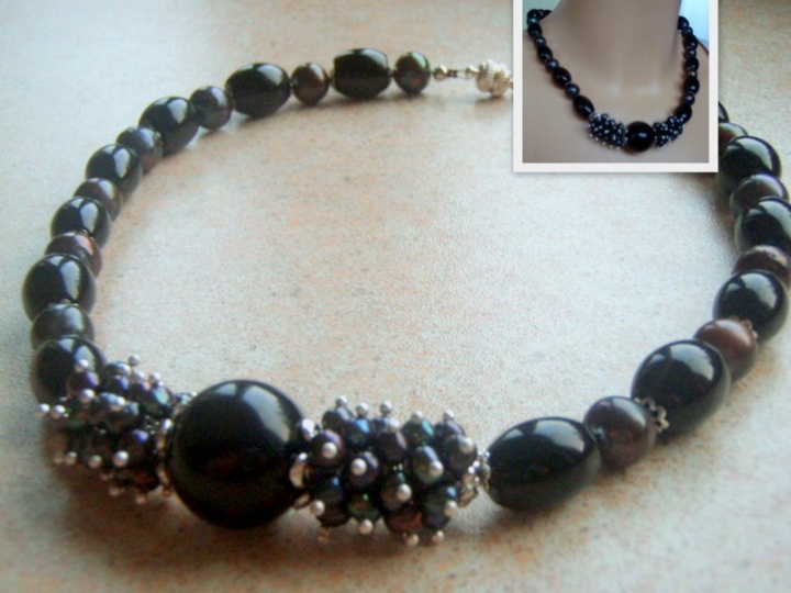 Necklace with onyx and pearls