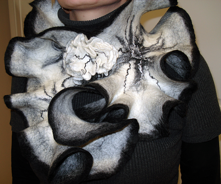 black and white scarf / kaklinukas picture no. 2