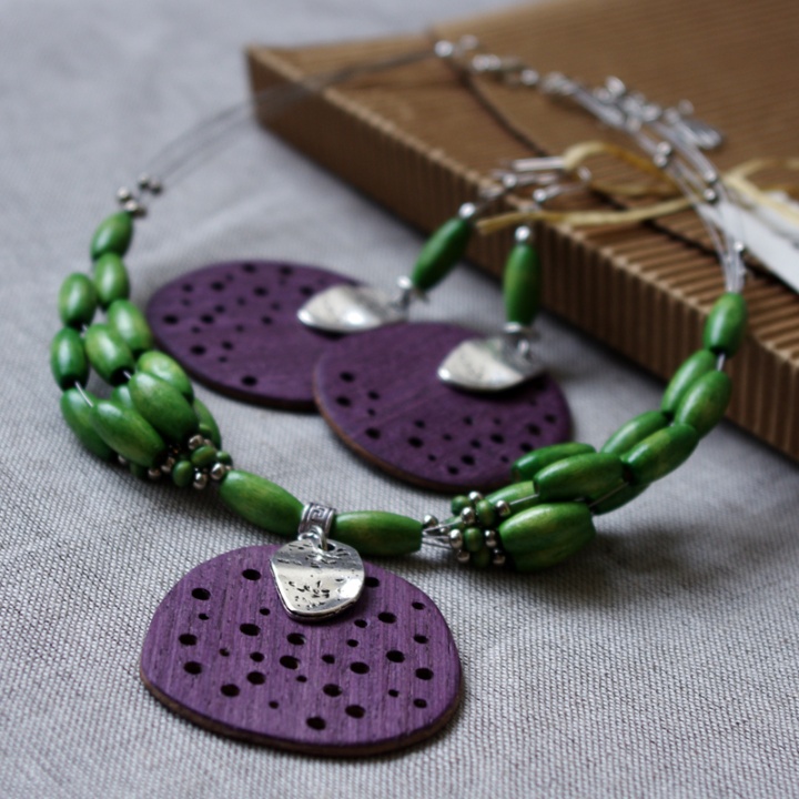 Green meadow - necklaces made of wood picture no. 2