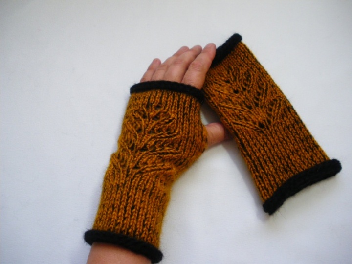 Two-colored wristlets