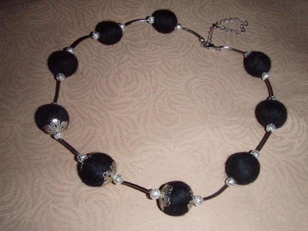124thSHORT BLACK BEADS - Necklaces