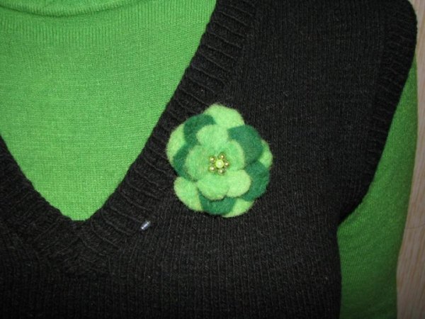 Green brooch - Brooches