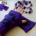 Violet riesines with fingers - Wristlets - felting