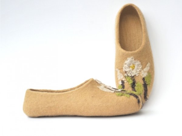 Veltos šlepetės ZIEDAI/Felted slippers 2
