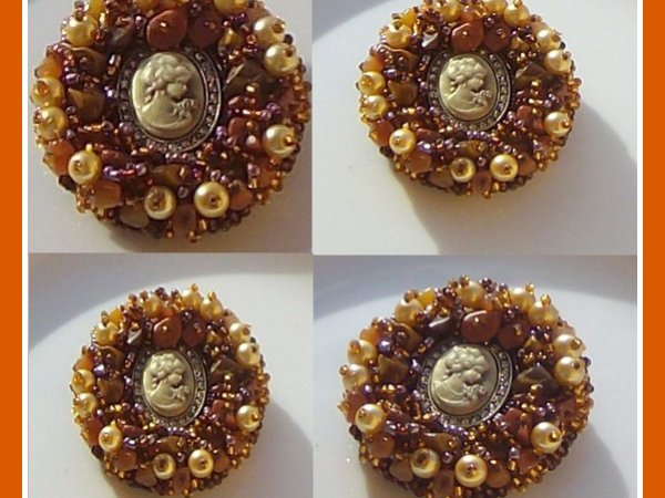 Golden damutė - Brooches