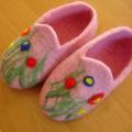 tapkutes with pink flowers - Shoes & slippers - felting