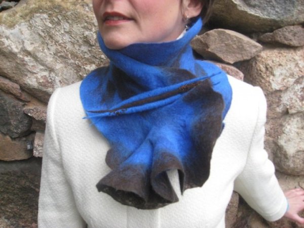 Dark chocolate surrounded by turquoise - Wraps & cloaks