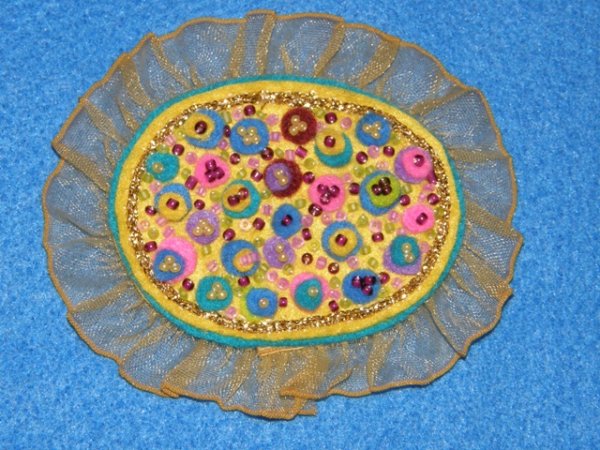 Taškuotoji III - Brooches