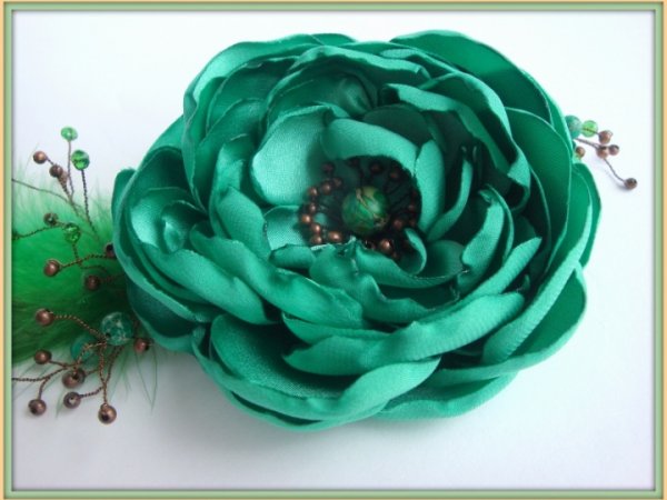 Green-flower brooch 2