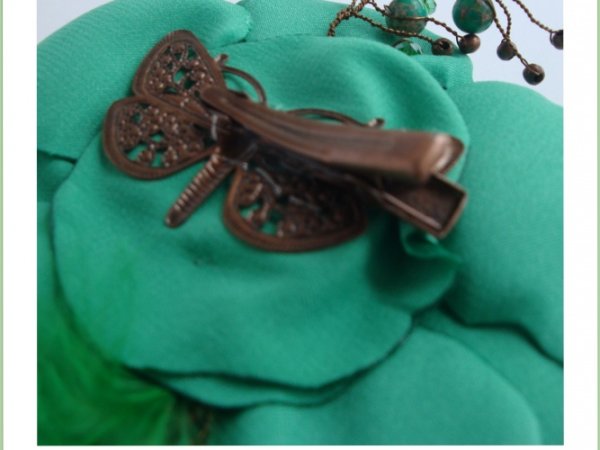 Green-flower brooch 3