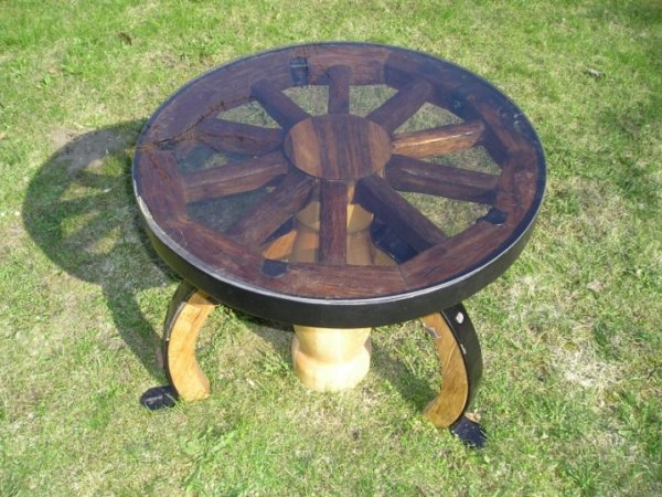Table with chariot wheels - For interior