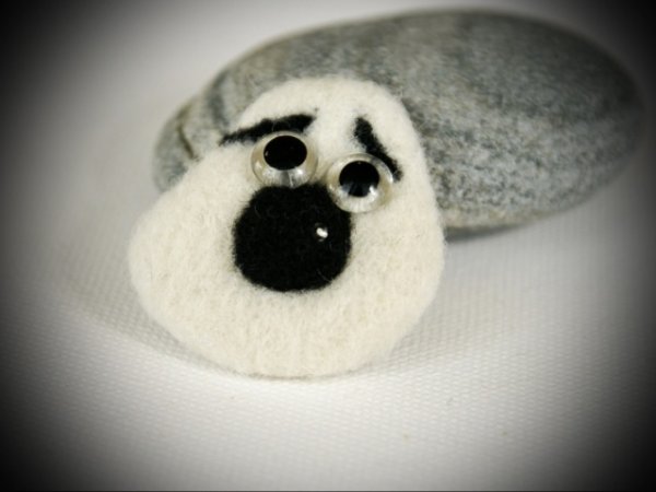 Brooch " Snoopy " 2
