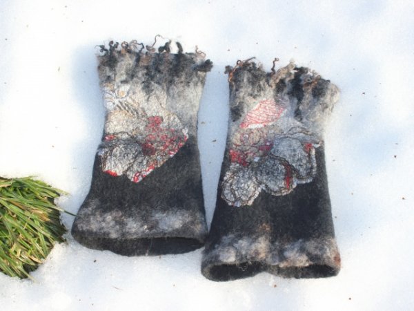 Felted wristlets ,, pavasareja " - Wristlets