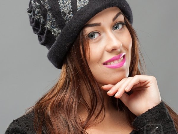 Black kepurytė with twisted " ragiukais " - Hats