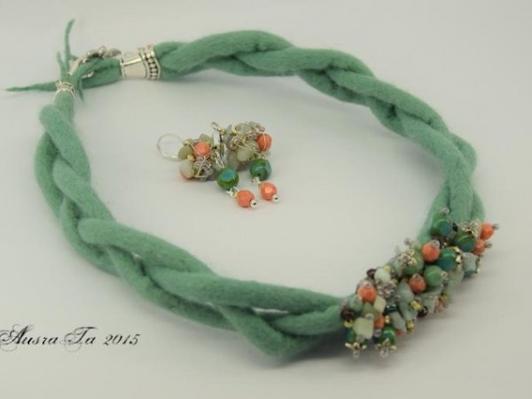 Mint with coral uogelėmis - Necklaces