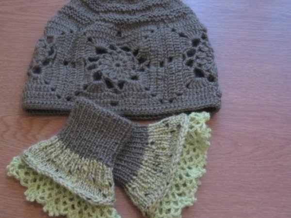 Cap and wristlets - Wristlets