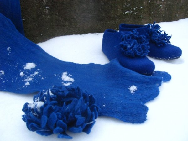 Package: brooch, party slippers 2