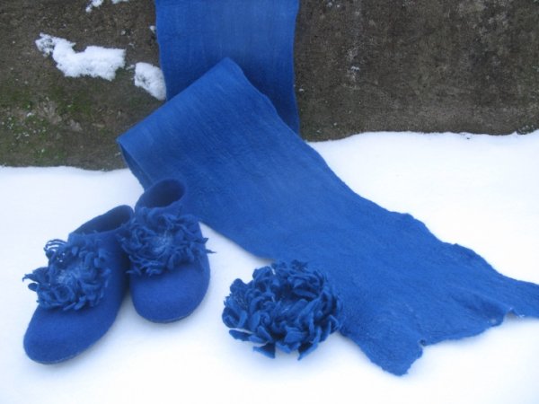 Package: brooch, party slippers 3