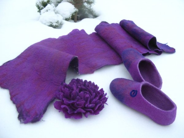 Package: brooch, party slippers 2