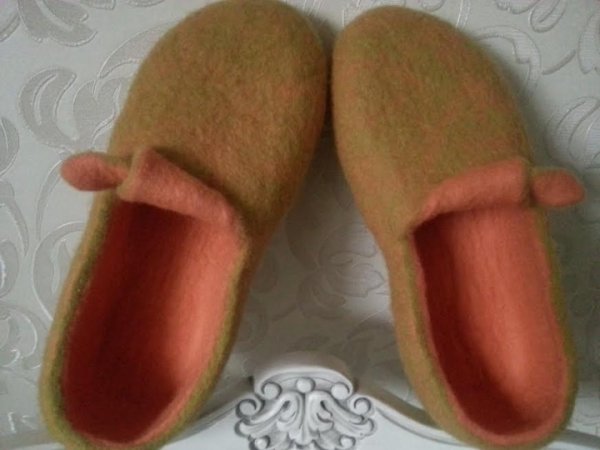 With liežuviuku - Shoes & slippers