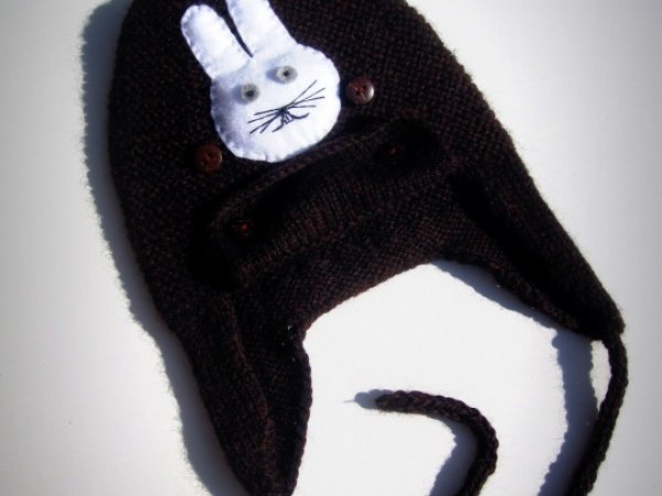 Merino wool kepurytė with bunny application - Hats