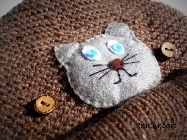 Merino wool kepurytė with cat application 3
