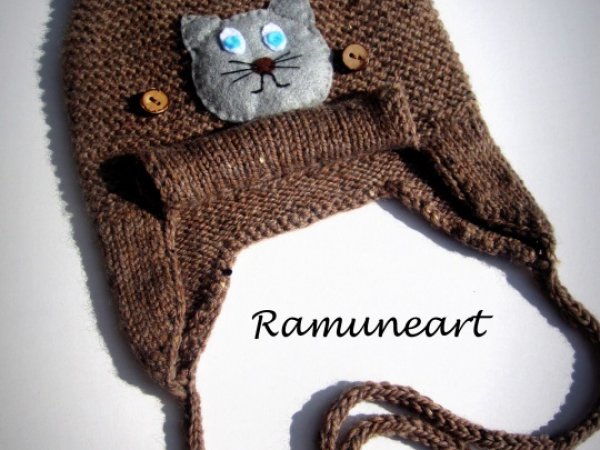 Merino wool kepurytė with cat application - Hats