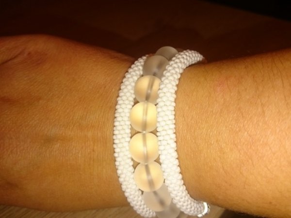 White, white, wherever you look ... - Bracelets