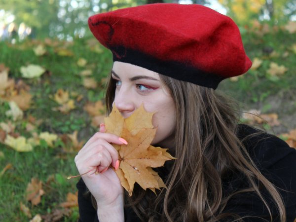 Raudona kepurė-beretė - Kepurės