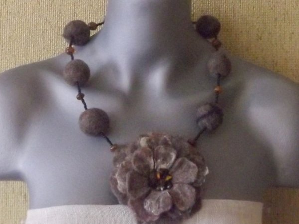 veltinio papuošalas iš naturalios vilnos ir gintaro - Necklaces