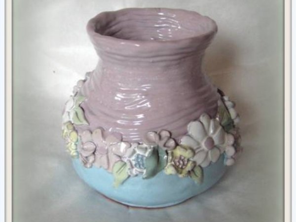 VAZA , DEKORUOTA GĖLYTĖMIS - Ceramics
