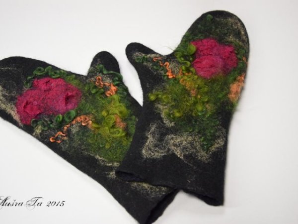Juodos su raudonu dekoru - Gloves & mittens