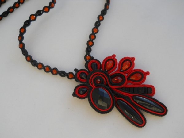 sutažo pakabukas "Black and Red" 3