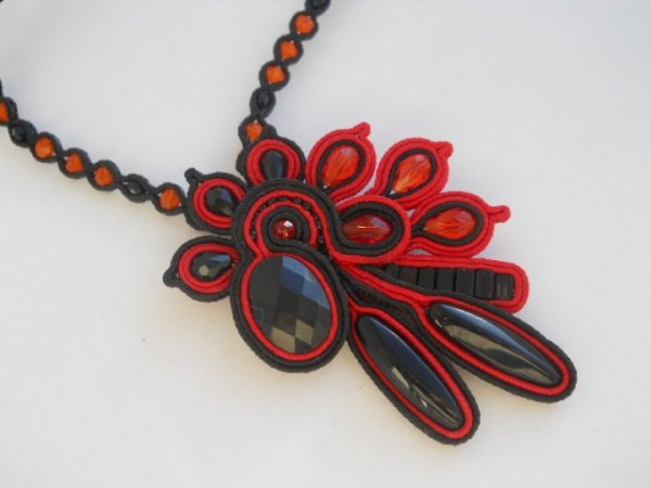 sutažo pakabukas "Black and Red" 2